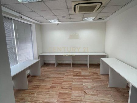 JEPET PER QERA AMBJENT KOMERCIAL NE QENDER TE TIRANES
