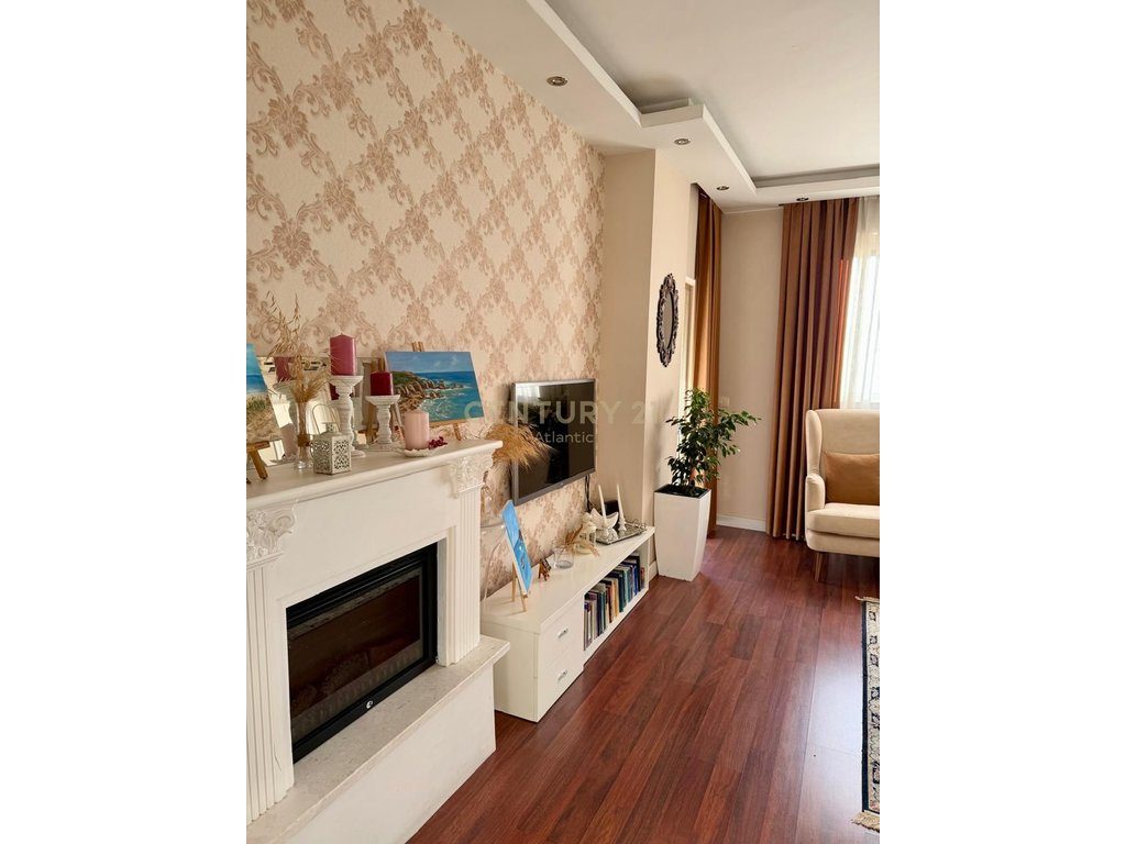 APARTAMENT 2+1 ME QIRA NE QENDER DURRES!