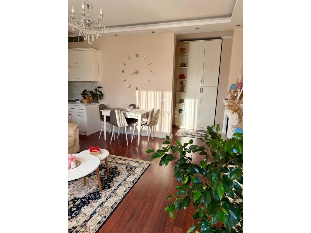 APARTAMENT 2+1 ME QIRA NE QENDER DURRES!
