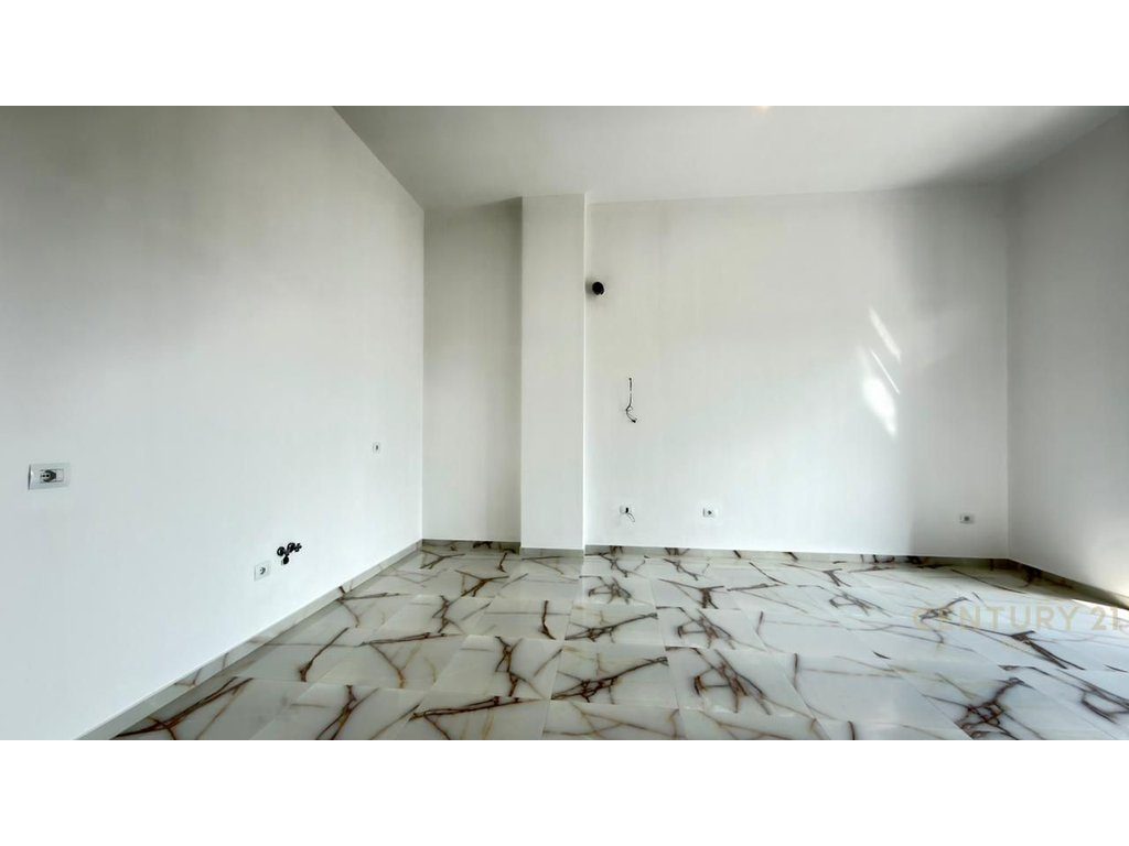 Jepet apartament 3+1+2 per Zyra tek Rruga e Barrikadave!
