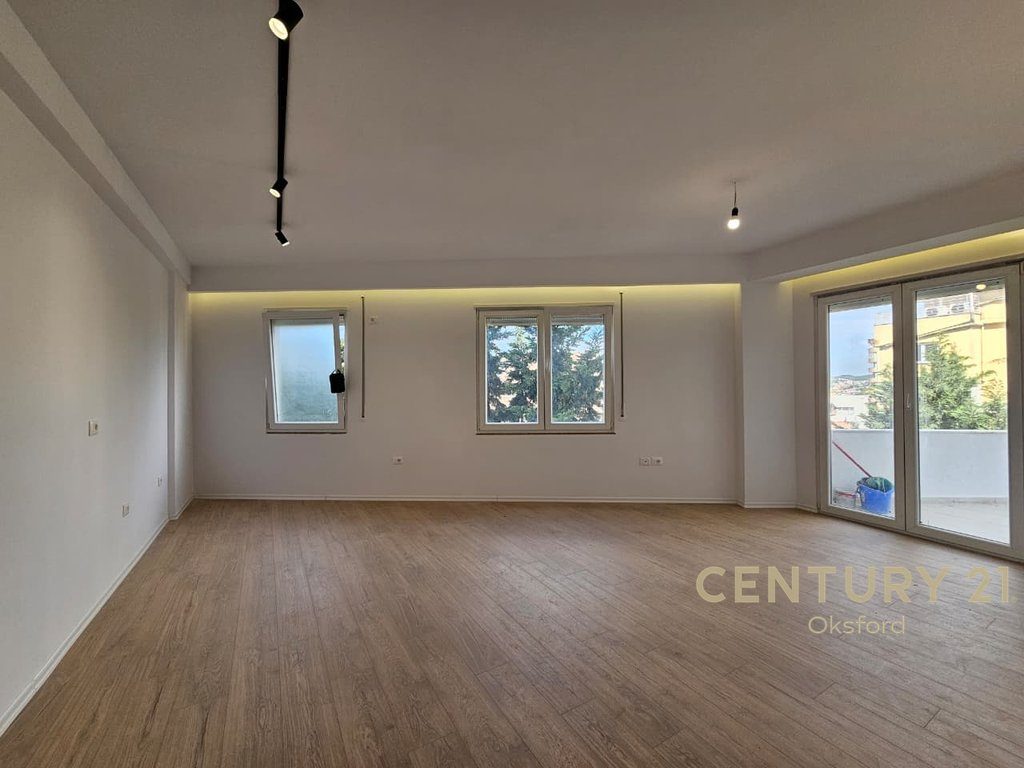 SHITET APARTAMENT 2+1+2 NE HYRJE TE FRESKUT