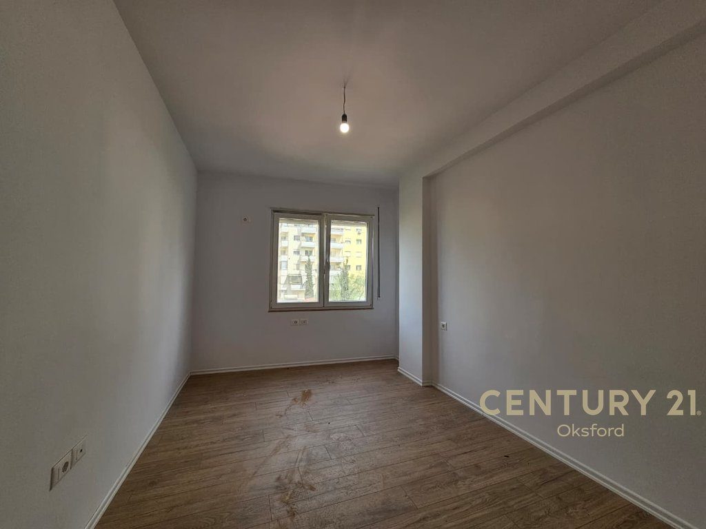 SHITET APARTAMENT 2+1+2 NE HYRJE TE FRESKUT