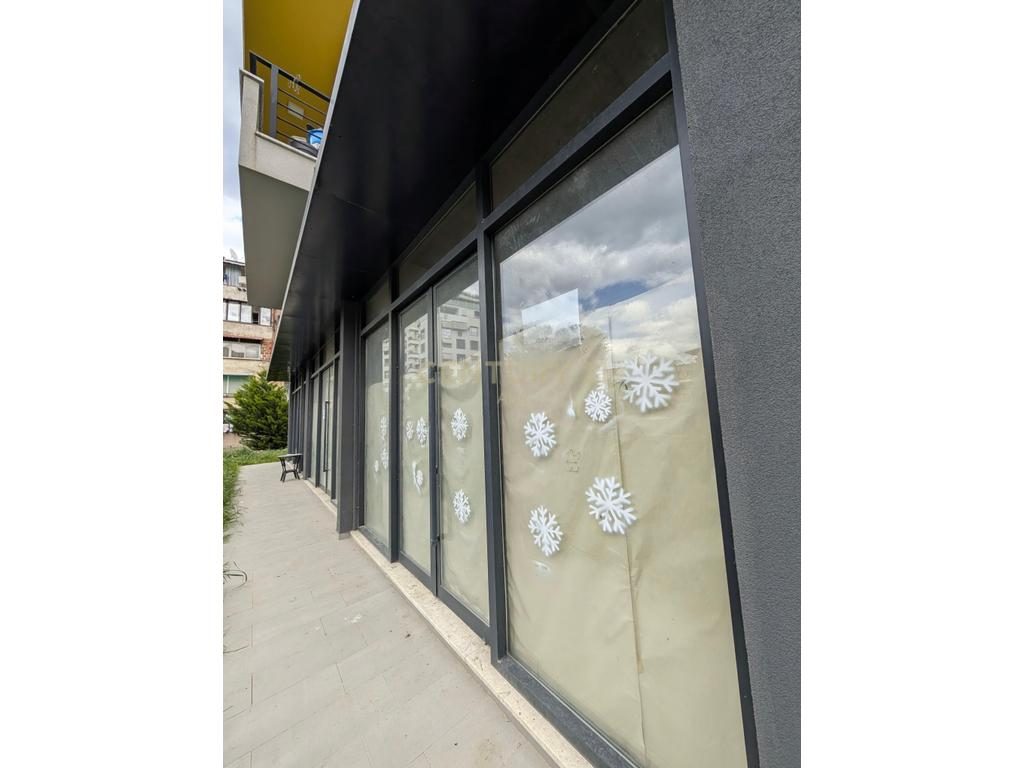 Shitet Njesi Komerciale ne Rr.Miha Grameno  - 295,000€ | 84 m²