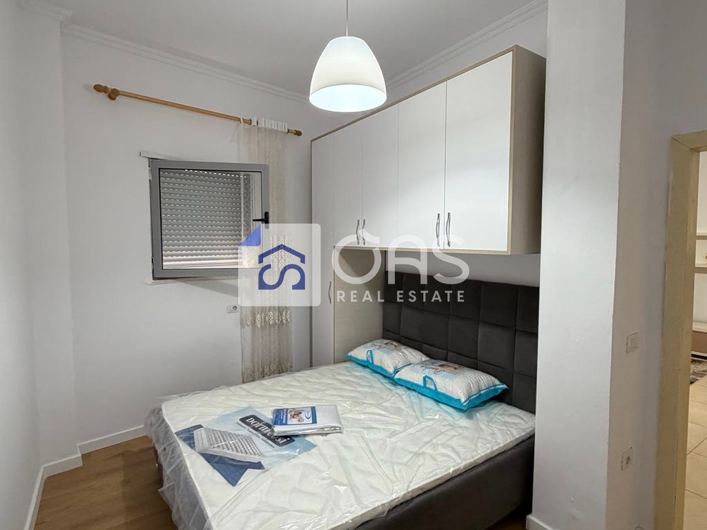 Jepet me qera apartamenti  1+1 kopshti botanik  (xhamia)