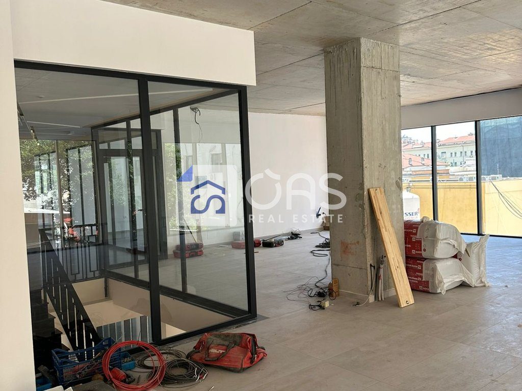 shitet ambienti per biznes  rruga e barrikadave