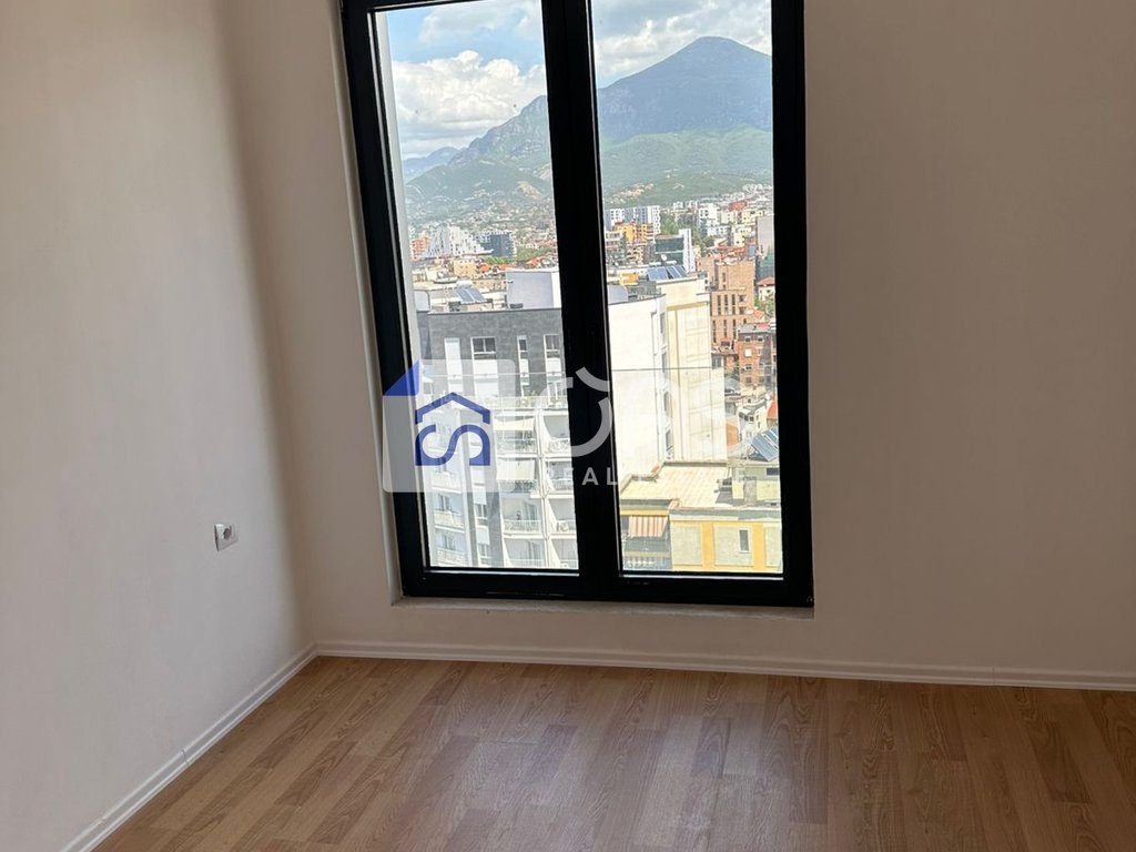Shitet Apartament 3+1+2 rruga barrikadave