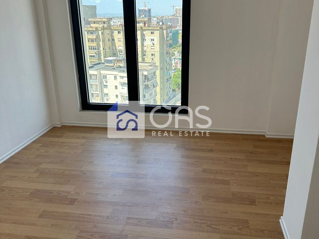 Shitet Apartament 3+1+2 rruga barrikadave