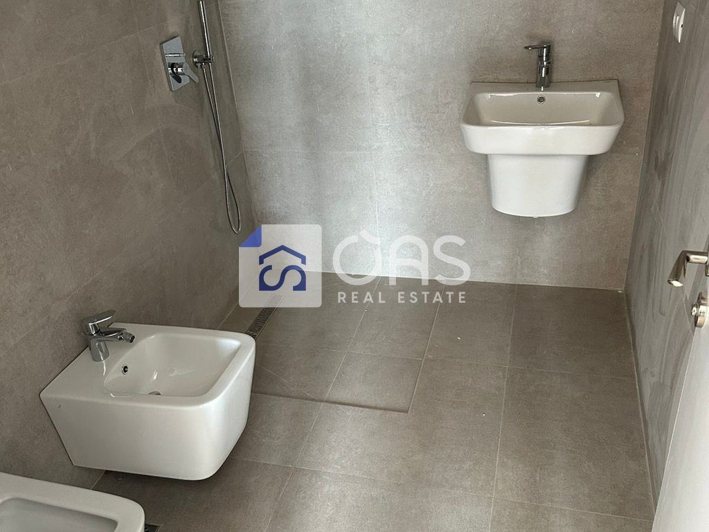 Shitet Apartament 3+1+2 rruga barrikadave