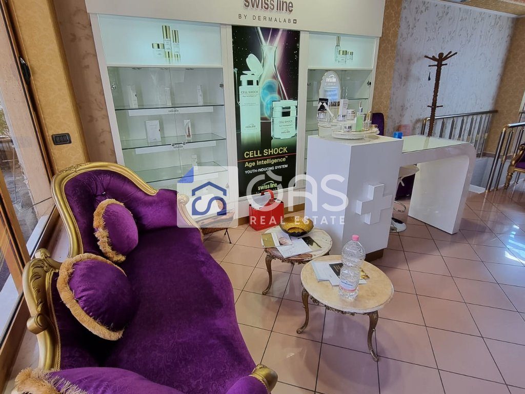 Shitet ambienti per cdo lloj biznesi  rruga e durrsit   (OKAZION)