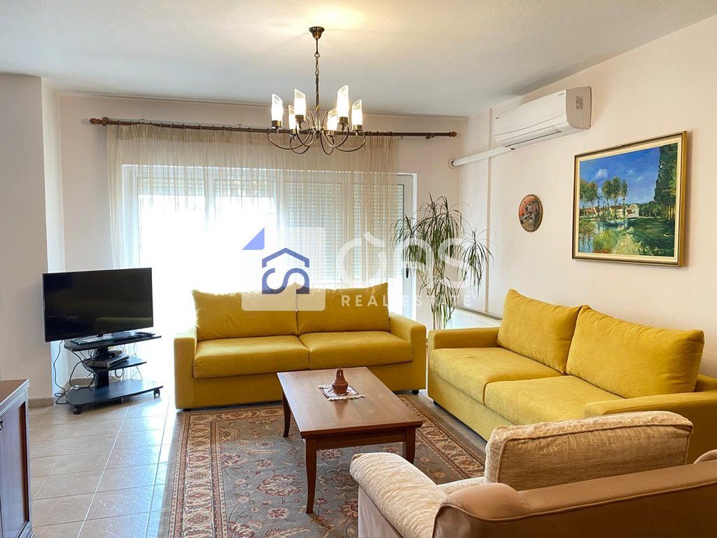 jepet me qira duplex  3+1+2 rruga elbasanit  (ambasada amerikane)