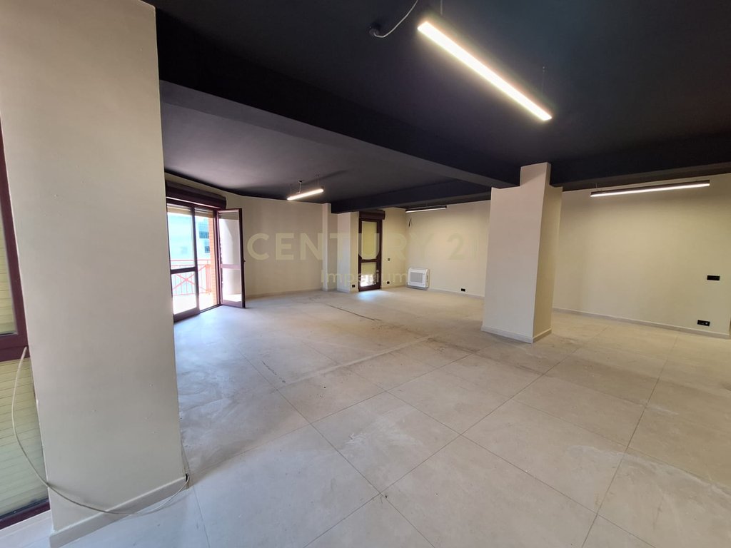 Zyrë Open Space 150 m² me Qira në Torre Drin!