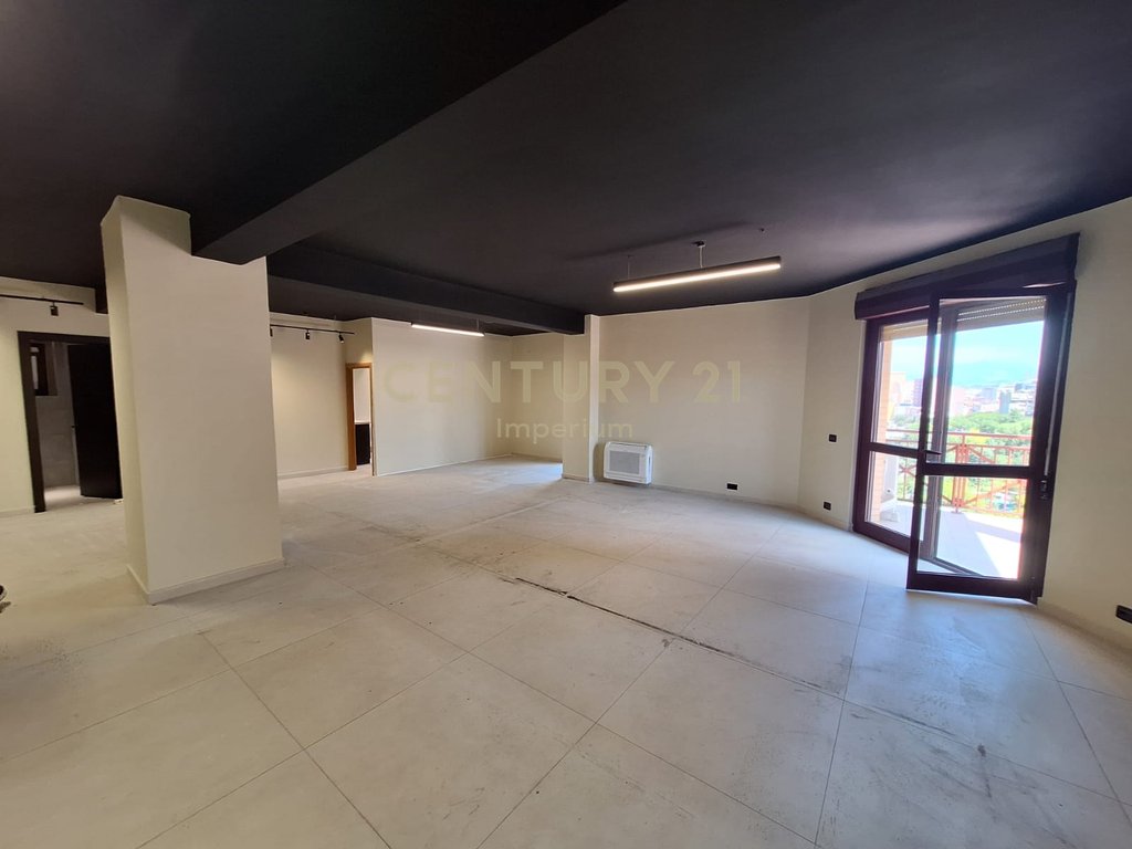 Zyrë Open Space 150 m² me Qira në Torre Drin!
