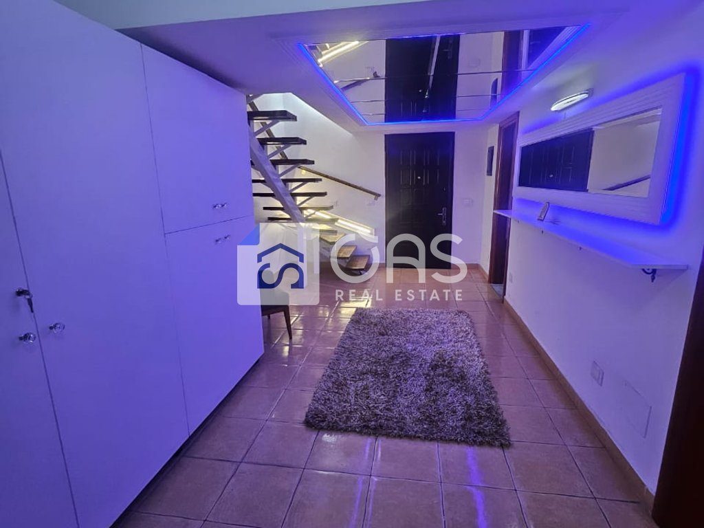 Jepet me qera apartament duplex 2+1 Te Pallati me Shigjeta  500 euro