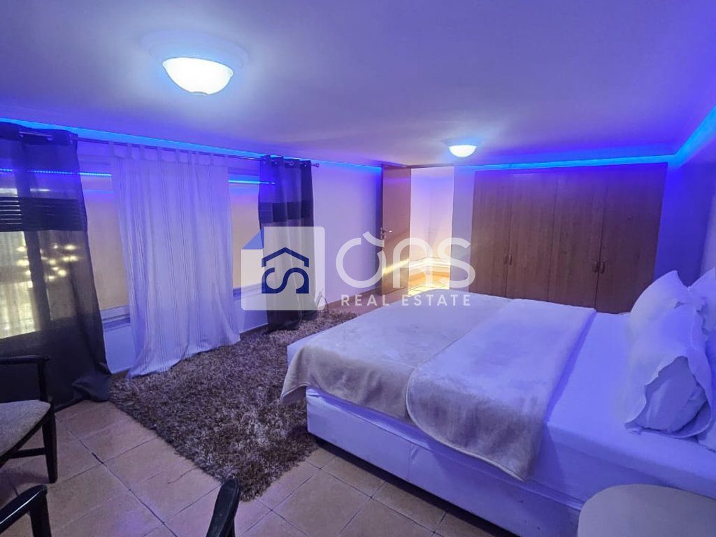 Jepet me qera apartament duplex 2+1 Te Pallati me Shigjeta  500 euro