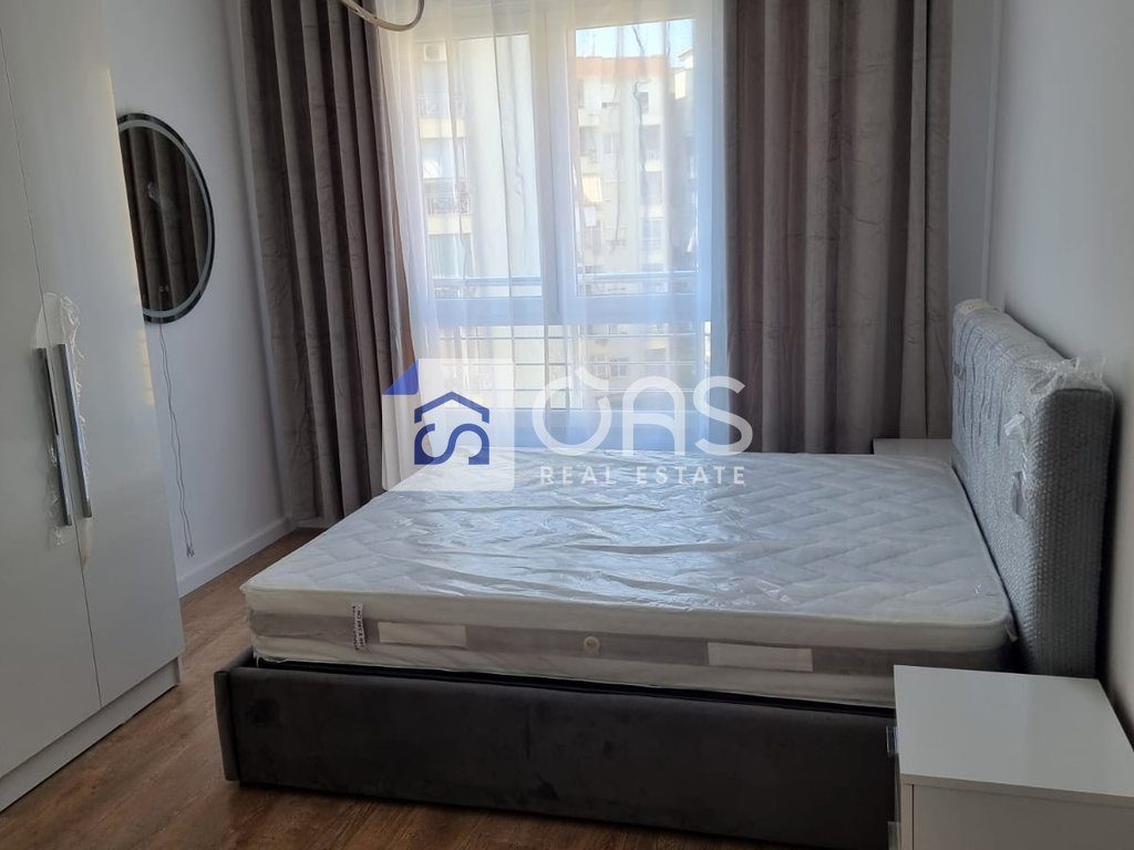 Jepet me qera apartament  1+1 tek Komuna e Parisit 850 euro