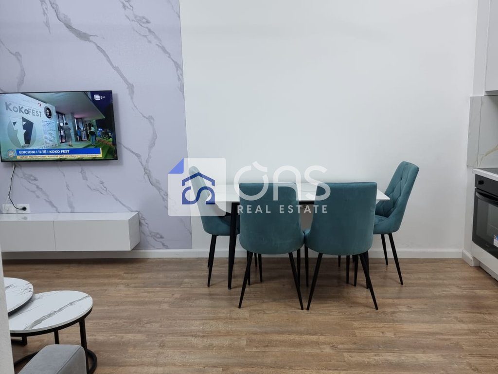 Jepet me qera apartament  1+1 tek Komuna e Parisit 850 euro