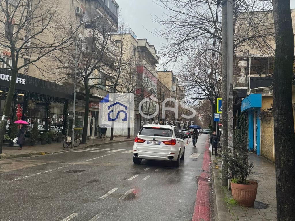 Jepet ambjent me qera tek Pazari i Ri 800 euro